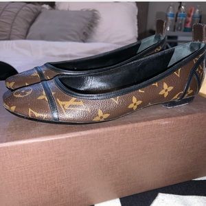LOUIS VUITTON FLATS